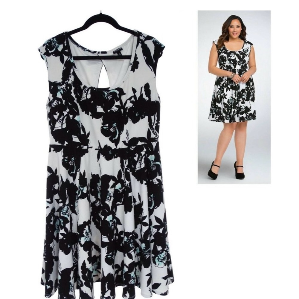 Size 1X 14 16 TORRID BLACK & WHITE FLORAL TEXTURED SKATER DRESS Summer P…